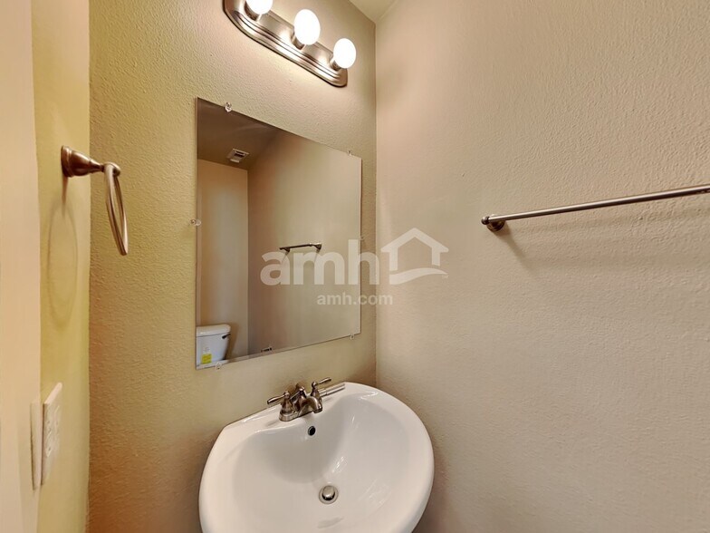 Building Photo - 802 Dragonfly Dr