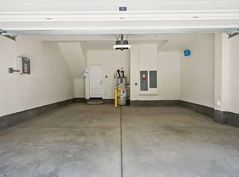 2 car garage - 1475 Sandbar Ln