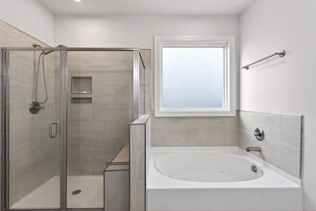Building Photo - Like New 4BR Ranch with Modern Finishes & Prime Location in Elgin