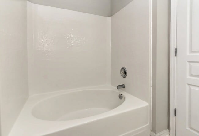 Building Photo - End-Unit 3br/2.5bth Townhome in Villages o...