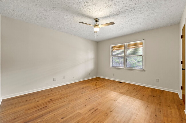 Building Photo - 131 McWhirter Pl