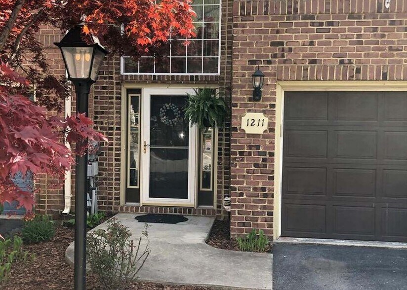 Building Photo - 1211 Lindsay Ln