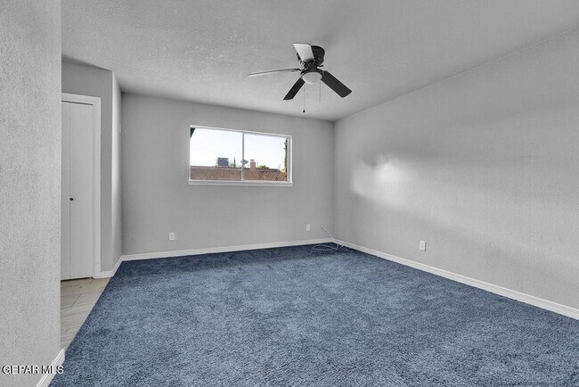 Building Photo - 3709 Roslyn Dr