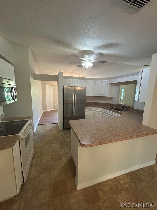 Building Photo - 3075 E Crown Dr