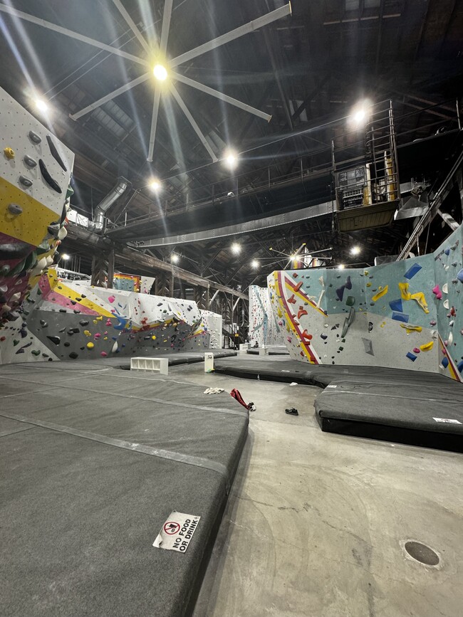 Pacific Pipe climbing gym 2 min away from driving - 154 Uptown Cir