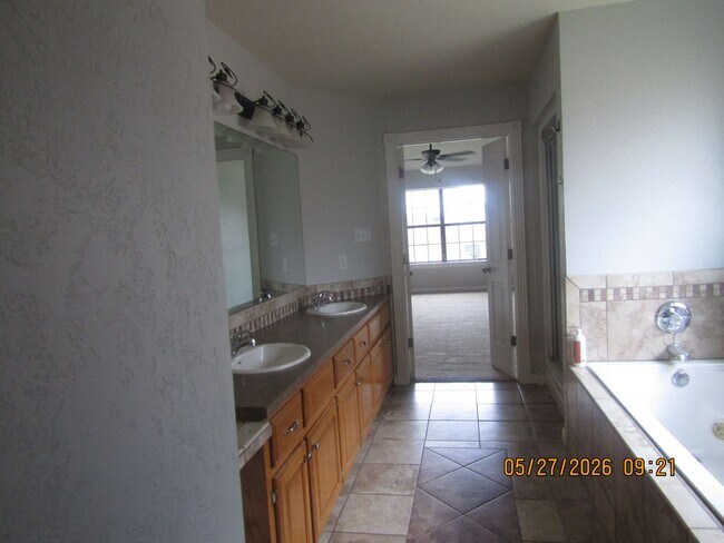 Building Photo - Beautiful 4-bedroom home located in the Heritage Hills Area!