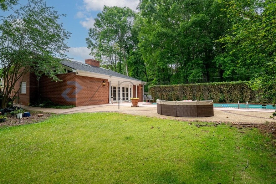 Building Photo - 615 Pinecrest Dr