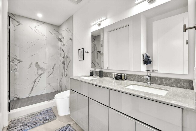 Building Photo - 2100 Miami Rd