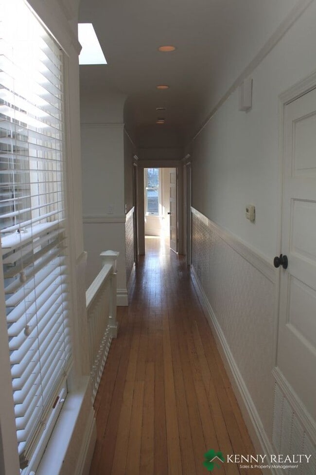 Building Photo - Coming Soon: Top Floor Flat with Updated K...