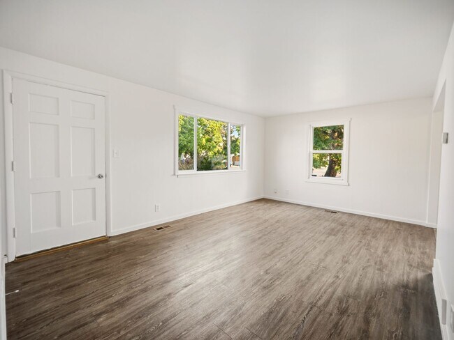 Building Photo - 6011 N Braeburn Dr