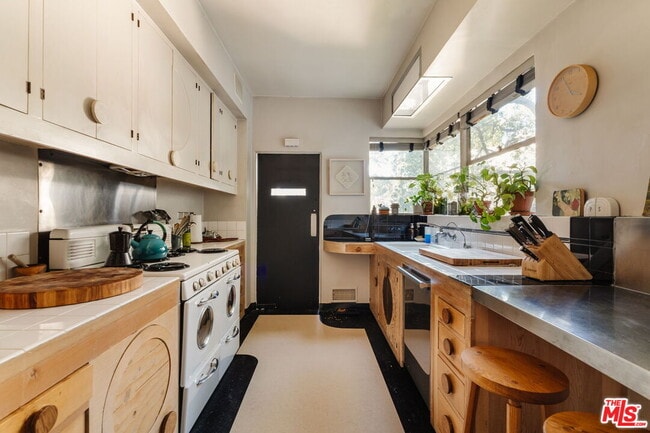 Building Photo - 1530 N Easterly Terrace