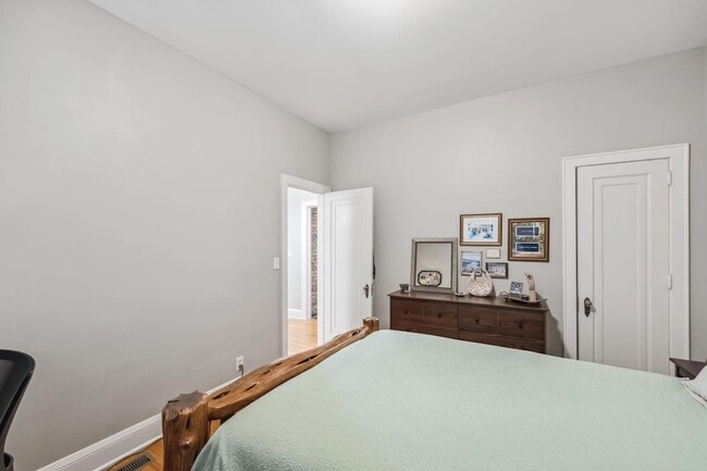 Building Photo - 813 Kenwood Pkwy