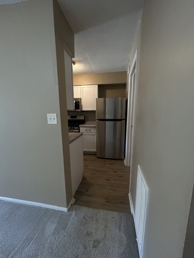 Building Photo - Charming 2-Bed Condo Retreat with 1.5 Baths in Prime Greenwood Location – 1088 Sq Ft of Comfort!