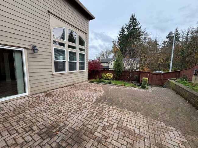 Building Photo - Milwaukie 4-Bedroom Home on Corner Lot, Spacious, A/C