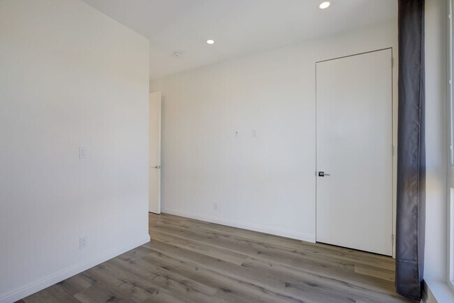 Building Photo - 837 N Kingsley Dr