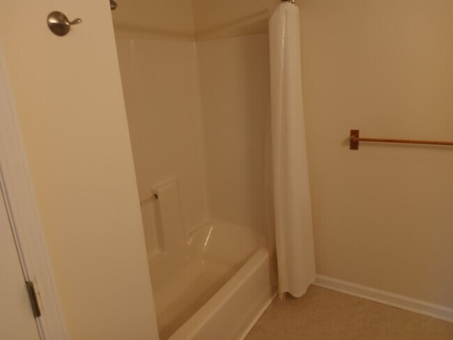 Building Photo - 2 Bedroom / 2 Bath Duplex Gray, TN 37615
