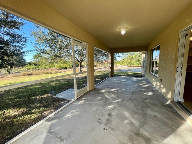 Building Photo - Available Now- 3 bedroom- 2 bath 2 car gar...