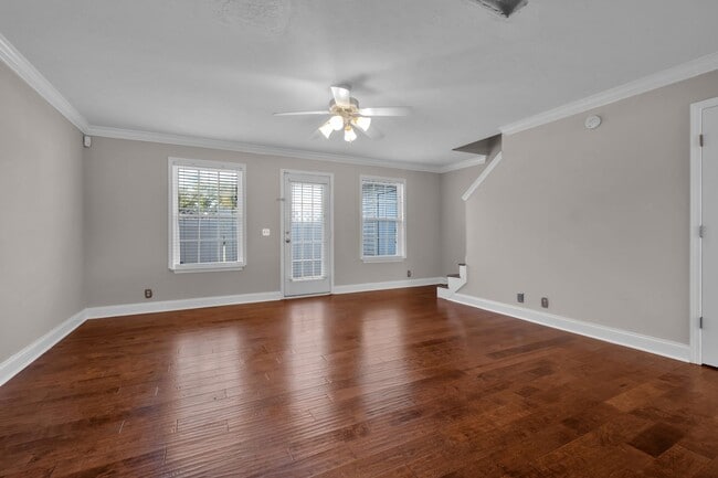 Building Photo - Donelson townhouse, 2 minutes from the lak...