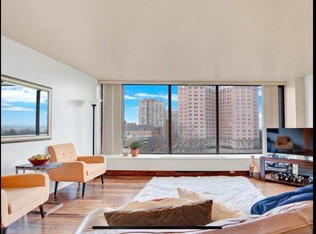 Building Photo - 5455 N Sheridan Rd