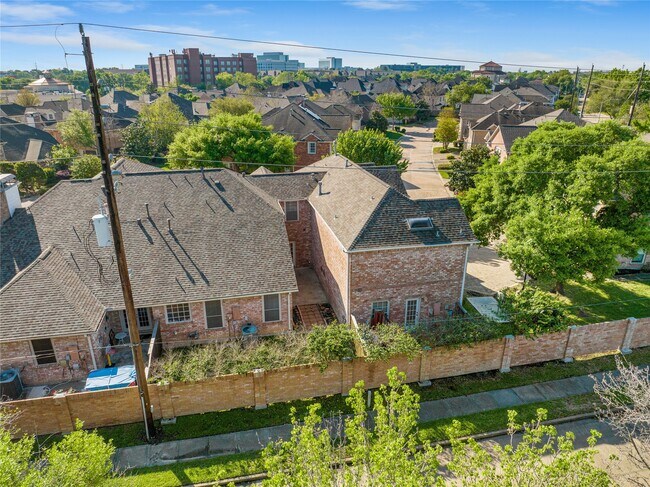 Building Photo - 1014 Enclave Square N