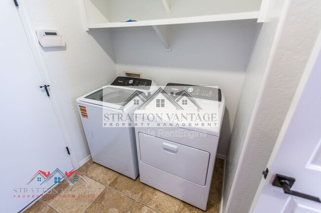 Building Photo - 484 E Cheyenne Rd