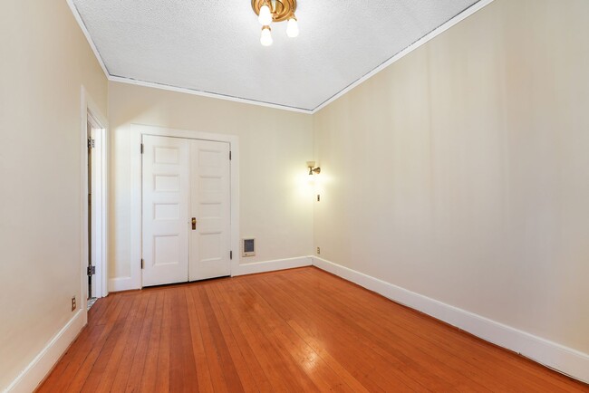 Building Photo - $300 off 1st month's rent! Charming, histo...