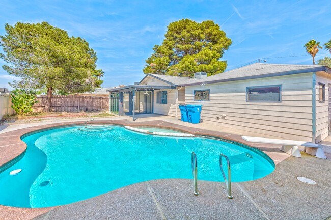 Building Photo - 5243 Orinda Ave