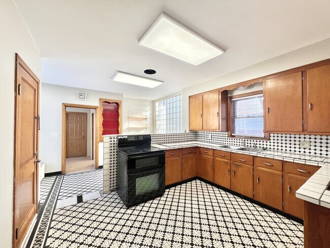Building Photo - 749 Parker Ave