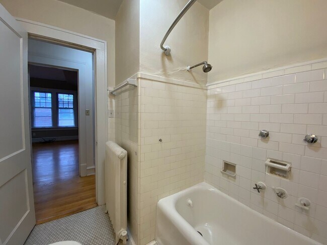 Building Photo - 2533 N Lake Dr