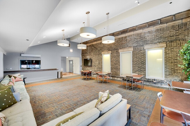 Building Photo - 40 E 9th St