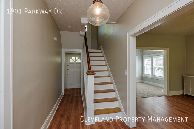 Building Photo - Updated Cleveland Hts. Colonial