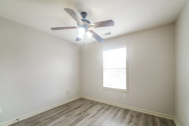 Building Photo - 233 Logan Creek Ln