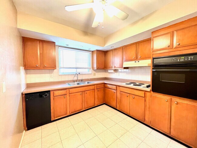 Building Photo - 4252 Fatima Dr