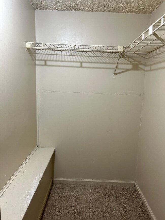 Building Photo - Available Now! Spacious 2 Bedroom Apartment!!