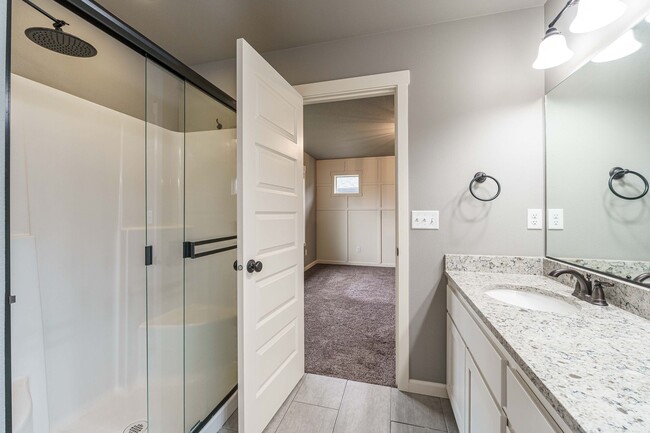Building Photo - Stunning Salmon Creek Gem for Rent! - 3 Be...