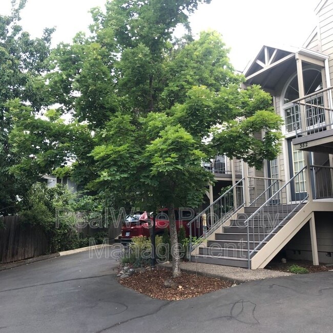Primary Photo - 382 Glenn St