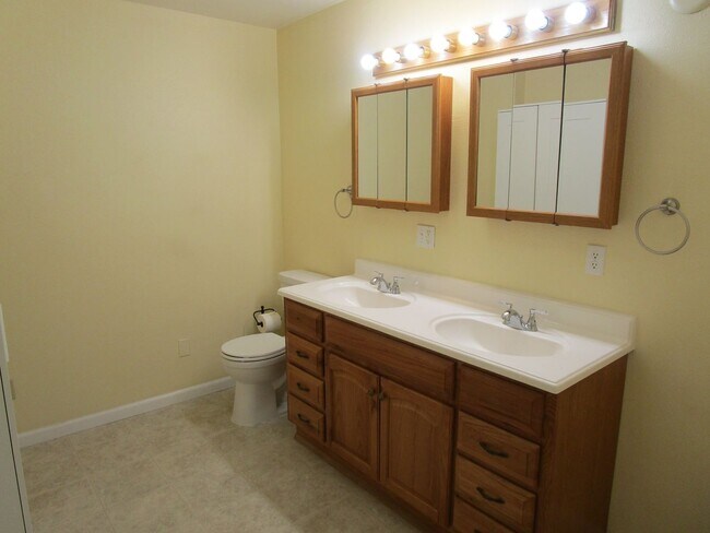 Building Photo - Spacious 2 Story, 2 Bedroom, 2 Bath Home on Corner Lot in Ochoco West Subdivision - Available Ear...