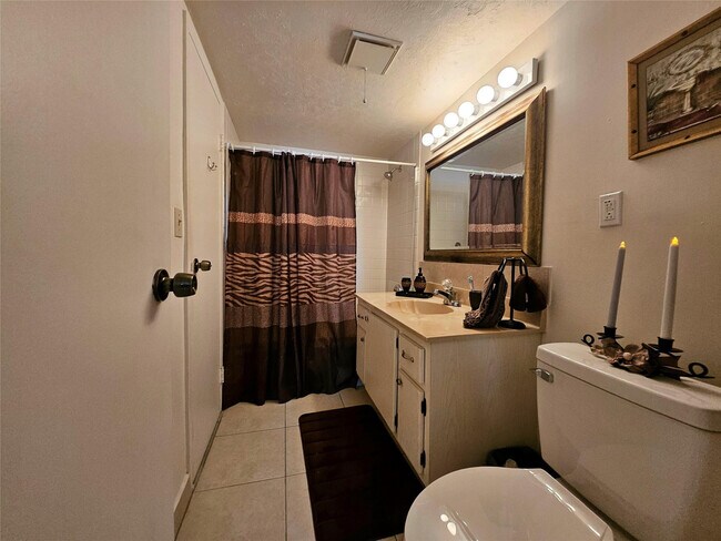 Building Photo - 4899 NW 26th Ct