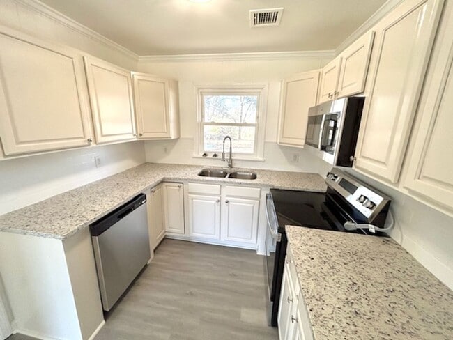 Building Photo - Coming Soon-2/5/26!- Charming 3- bedroom home with a move in special!