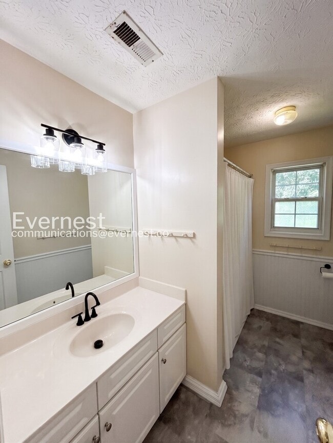 Building Photo - 4 Bed - 2.5 Bath Spacious Home with Modern Amenities and Community Perks / Available Now!