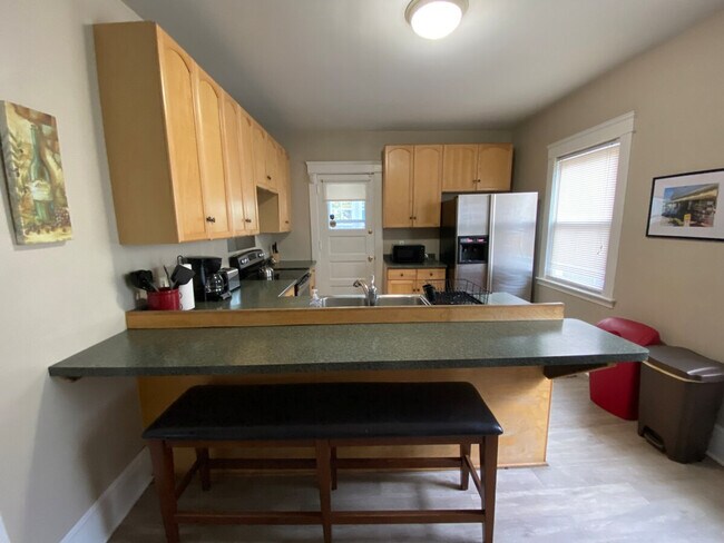 Building Photo - 1520 Maple Rd