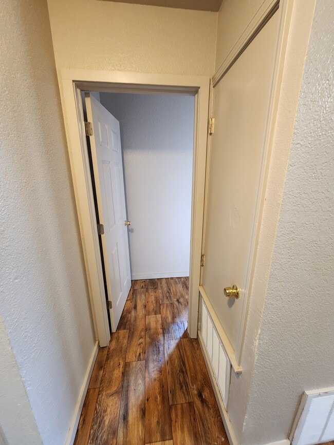 Building Photo - 300 S Cash