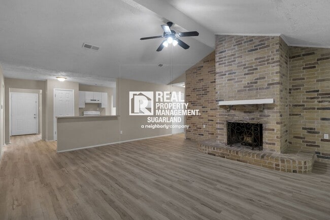 Building Photo - Charming Sugar Land Home: Modern Comfort & Great Location