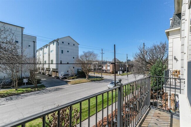 Building Photo - 2611 Commonwealth St