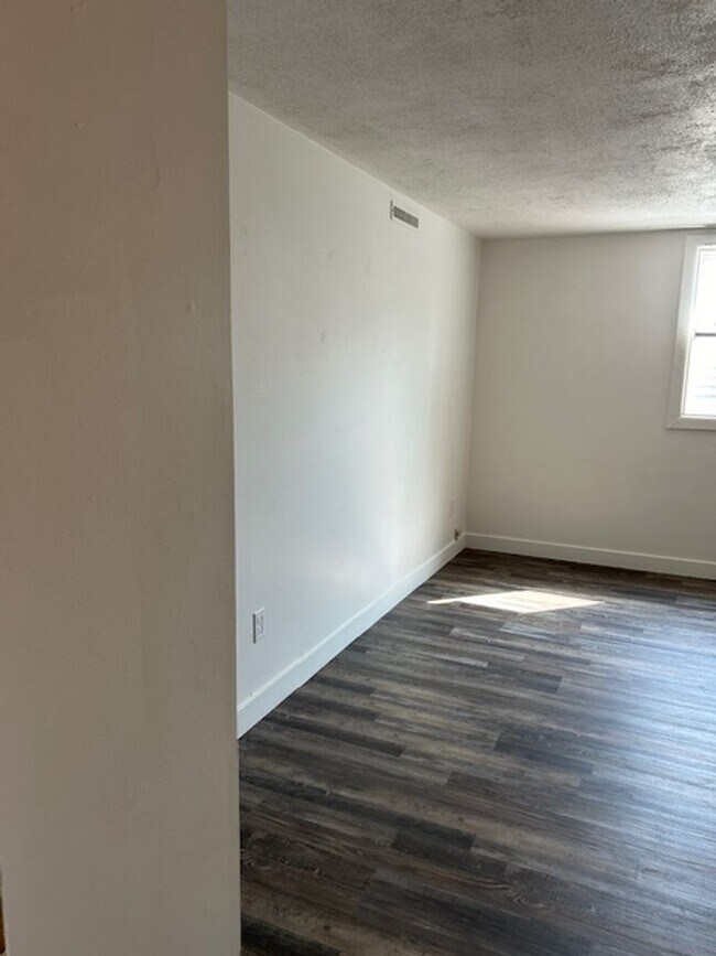 Building Photo - 418 Lola Ln