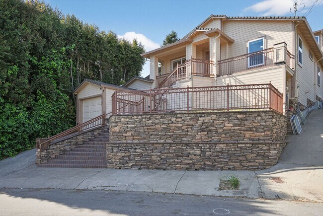 Building Photo - 2230 Sol St