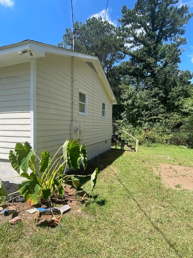 Building Photo - Beautiful 3 bedroom 2 bath home on a nice ...