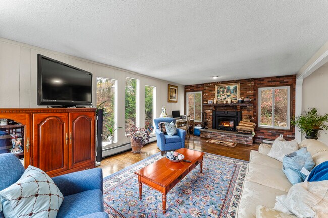 Building Photo - 8 Glenview Dr