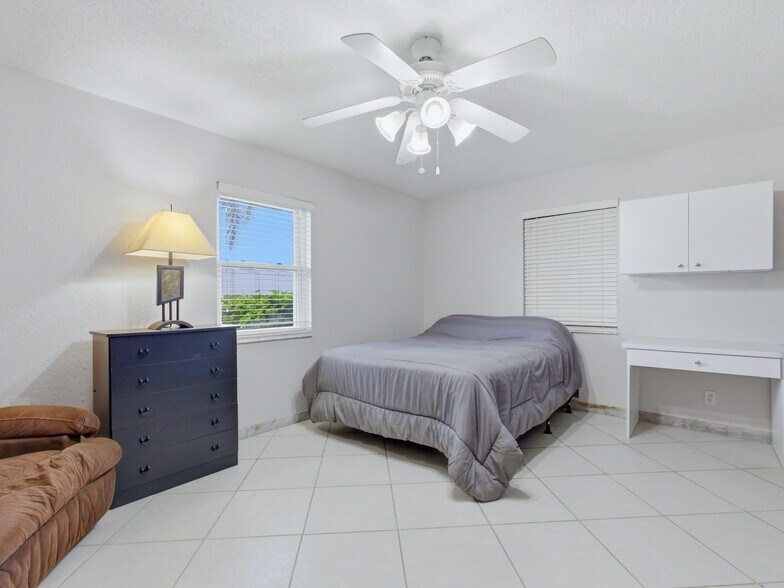 Building Photo - 6611 Venetian Dr