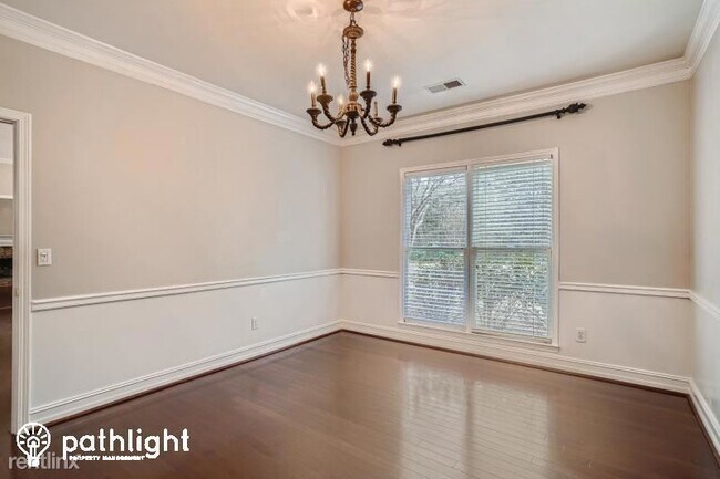 Building Photo - 4 br, 2.5 bath House - 1045 Mayfield Manor...